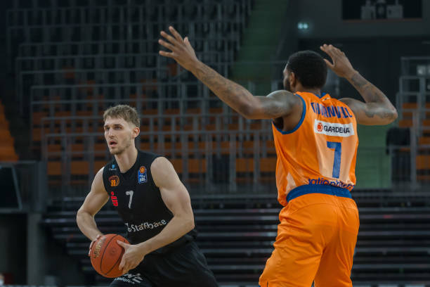 据了上风 据了上风